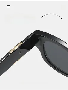 Gros plan sur la charnière métallique de lunettes de soleil noires avec inserts dorés