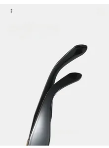 Vue détaillée des branches incurvées des lunettes pour un port très confortable