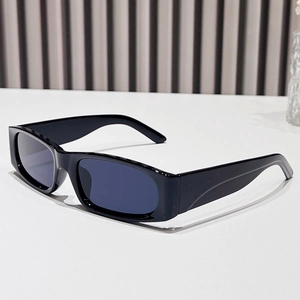 Lunettes de soleil rectangulaires rétro 2024 avec monture noire et verres foncés
