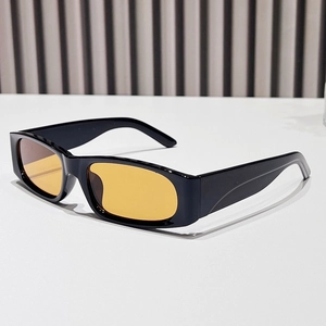 Lunettes de soleil rétro rectangulaires noires avec verres jaunes pour femmes
