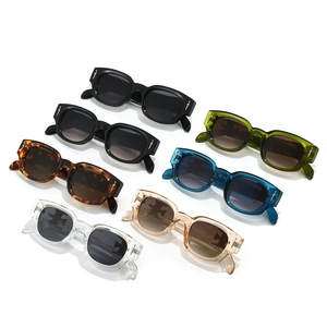 Ensemble de lunettes de soleil carrées rétro avec détails d'épée métalliques