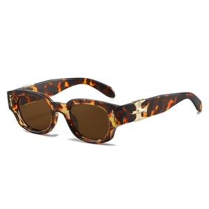 Lunettes de soleil carrées écaille de tortue avec détails d'aigle et d'épée en métal doré