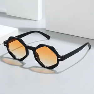 Polygon-Sonnenbrille mit schwarzem Rahmen und orangefarbenen Verlaufsgläsern auf weißem Block