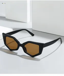 Détail de lunettes de soleil œil-de-chat avec monture noire épaisse et verres marron