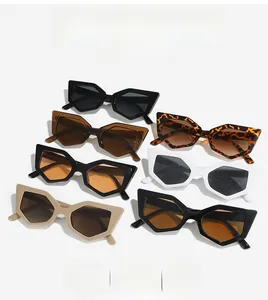 Vue à plat de plusieurs lunettes de soleil œil-de-chat noires, marron, écaille et blanches