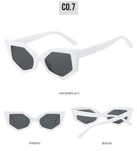 Trois vues de lunettes de soleil œil-de-chat à monture blanche et verres gris foncé