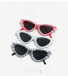 Vue détaillée de lunettes œil de chat faites main en rouge blanc et noir avec perles
