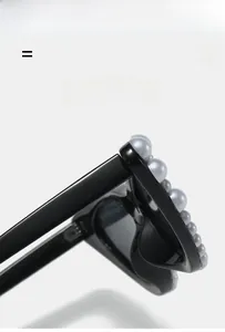 Détail de la monture élastique légère des lunettes de soleil œil-de-chat noires à perles