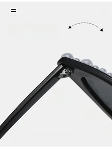 Détail de la charnière robuste en métal sur les lunettes de soleil œil-de-chat à perles