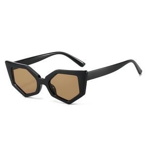 Lunettes de soleil œil-de-chat géométriques avec monture noire brillante et verres bruns