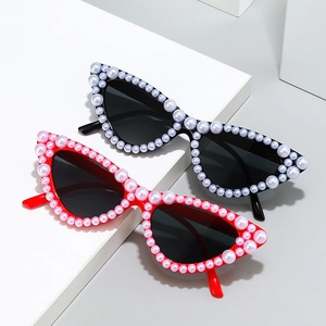 Lunettes de soleil œil de chat chic avec perles, montures rouge et noir pour femmes