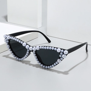 Lunettes de soleil œil de chat à la mode avec perles sur monture noire