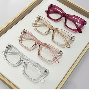 Dettaglio montature per occhiali quadrate retrò in colori rosa trasparente e champagne