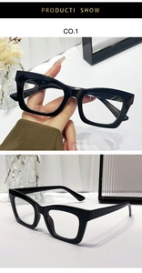 Dettaglio della montatura per occhiali nera quadrata con lenti anti-luce blu alla moda