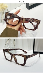 Dettaglio montatura quadrata tartarugata con motivo marmorizzato marrone scuro e beige