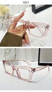 Dettaglio degli occhiali cat-eye rosa trasparente alla moda con lenti anti-luce blu