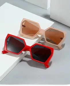 Détail de lunettes de soleil géométriques 2024 rouges et bises sur support moderne