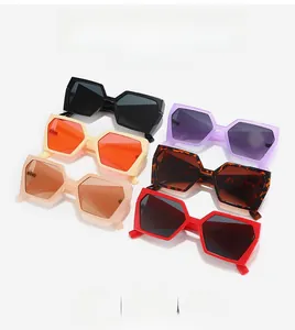 Vue détaillée de six lunettes de soleil hexagonales en noir, violet, ambre et couleurs