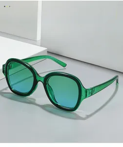 Détail de la monture en acétate vert translucide avec verres dégradés bleus et verts