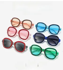 Vue à plat de lunettes de soleil Y2K oversize en six couleurs vives et montures tendance