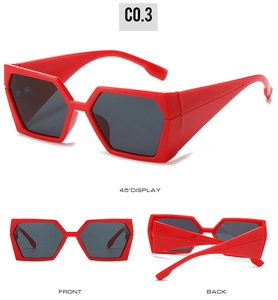 Vue sous trois angles de lunettes de soleil carrées rouges avec des verres foncés