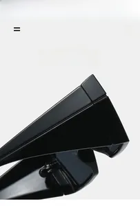 Détail de la charnière et des branches de lunettes de soleil carrées légères