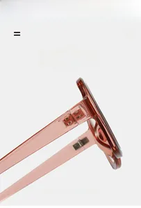 Détail de la charnière super élastique sur lunettes de soleil Y2K roses transparentes