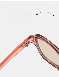 Détail de la charnière métallique sur une monture de lunettes de soleil Y2K marron