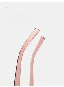 Détail des embouts de branches courbés en acétate thé transparent pour un port confortable
