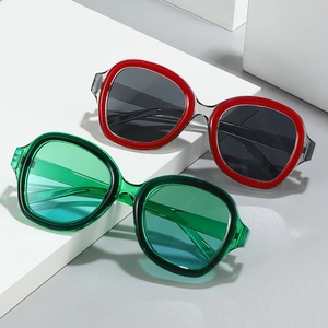 Lunettes de soleil Y2K surdimensionnées avec montures colorées en rouge et vert néon