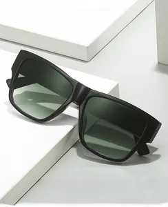 Détail de lunettes de protection d'ordinateur 2024 sur présentoir minimaliste