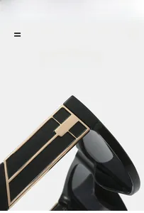 Gros plan détaillé de la branche de lunettes avec insert métallique doré sur monture noire