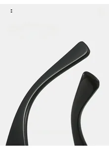Gros plan des branches de lunettes noires courbées au design ergonomique poli