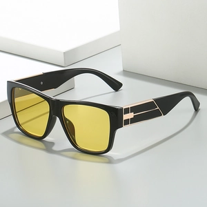 Lunettes de soleil carrées modernes avec monture noire, verres jaunes et détails dorés