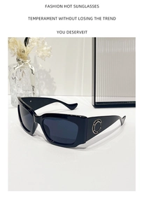 Détail de lunettes de soleil rectangulaires noires tendance avec charnière ronde en métal