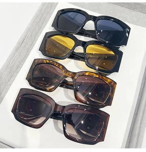 Vue de dessus détaillée de lunettes de soleil rectangulaires en noir, jaune et écaille