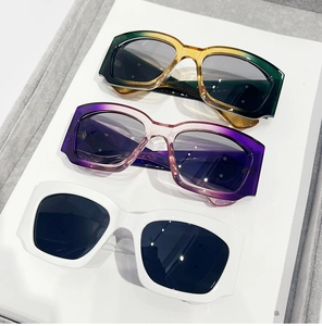 Détails de lunettes de soleil épaisses colorées avec montures et anneaux métalliques