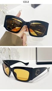 Vue détaillée des lunettes de soleil montrant verres jaunes et décor anneau argent