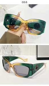 Gros plan sur les lunettes dégradées vert et jaune avec détail en métal sur la branche