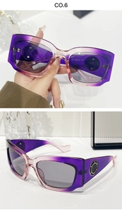 Détail des branches larges et logo circulaire doré sur lunettes de soleil dégradé violet