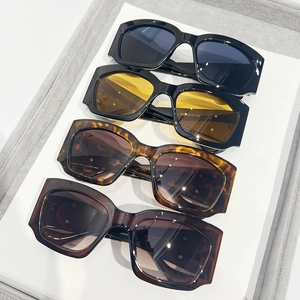 Lunettes de soleil carrées modernes à monture épaisse avec anneaux décoratifs en quatre tons