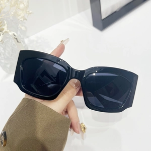 Lunettes de soleil rectangulaires noires à monture large avec détail décoratif de cercle