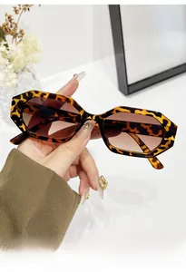 Détails de lunettes de soleil géométriques léopard avec verres dégradés marron chic