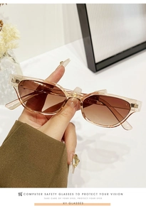 Détail de lunettes de soleil œil-de-chat marron clair avec verres dégradés et monture