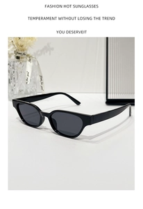 Gros plan de lunettes de soleil œil-de-chat noires sur table avec fleurs séchées