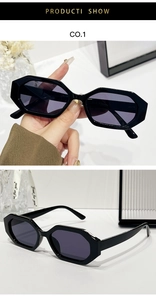 Détail des lunettes de soleil géométriques octogonales noires avec verres foncés