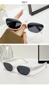 Détail des lunettes de soleil œil de chat blanches avec monture épaisse et verres gris