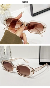 Détail macro de lunettes de soleil géométriques champagne avec monture transparente