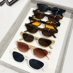 Lunettes de soleil œil de chat ovales rétro pour femmes en couleurs acidulées et petits cadres