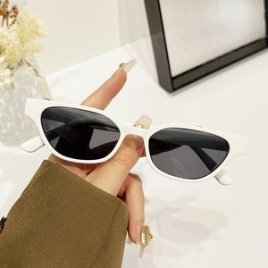 Lunettes de soleil œil de chat ovales blanches rétro pour femmes au style tendance